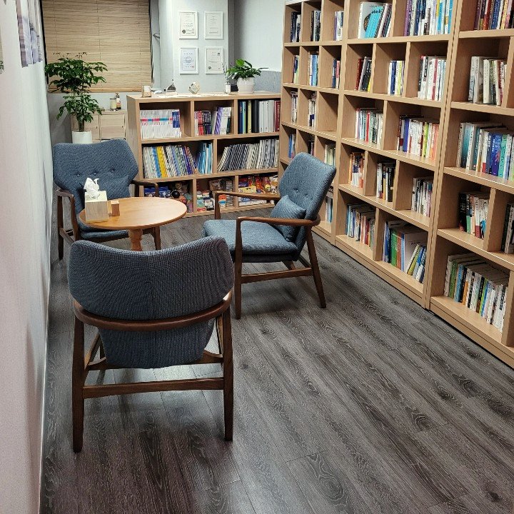 상담실 서가에 꽂힌 상담과 심리학 서적